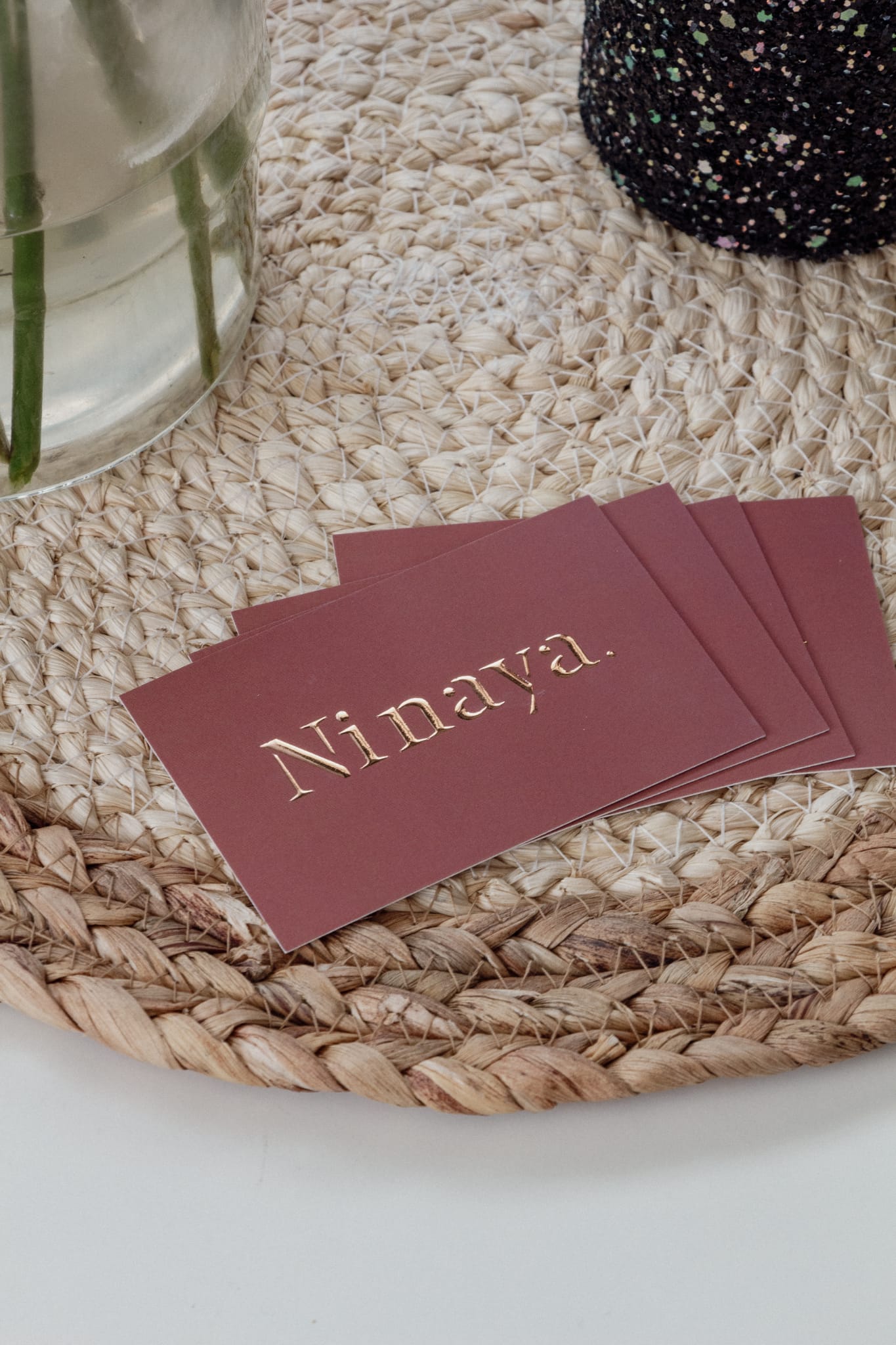 Cartes de visites Ninaya posée sur une table